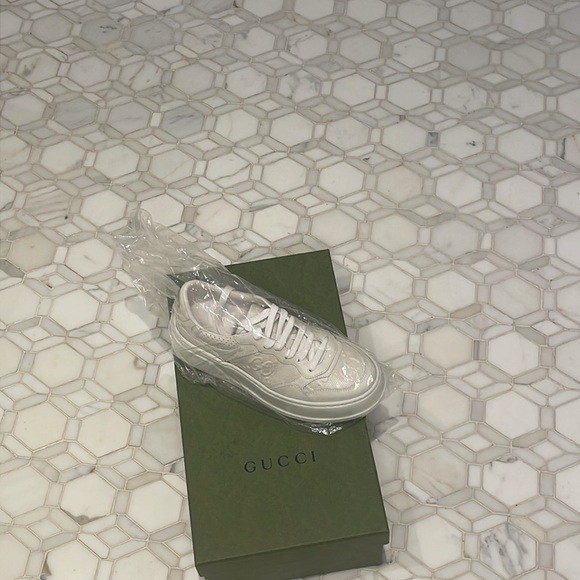White Gucci shoes - Picture 2 of 7